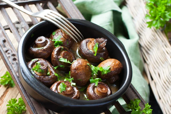 Fırında pişmiş şampiyon mantarı.