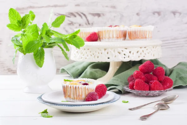 Mini cheesecake alla ricotta con lamponi freschi — Foto Stock