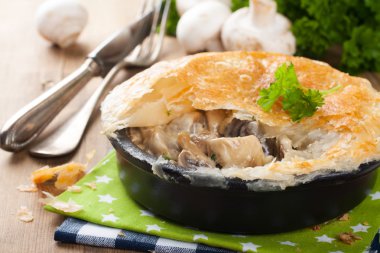 Haşlanmış mantar puf böreği altında.