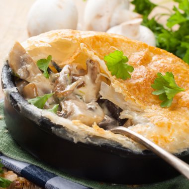 Haşlanmış mantar puf böreği altında.