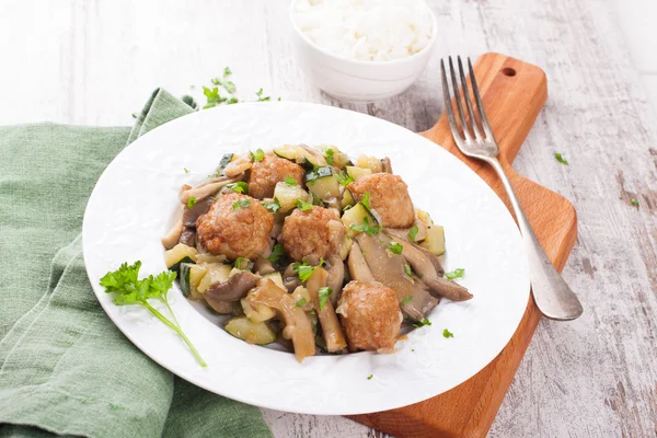 Almôndegas de frango com cogumelos de ostra — Fotografia de Stock