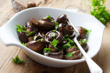 Fırında pişmiş şampiyon mantarı.