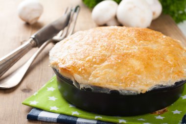 Haşlanmış mantar puf böreği altında.