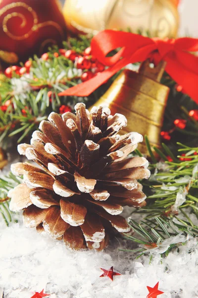 Pinecone met Kerstdecoratie en sneeuw — Stockfoto