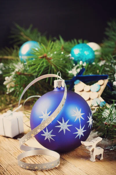 Composition de Noël avec boule de Noël bleue — Photo