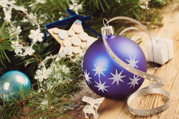 Χριστουγεννιάτικη σύνθεση με μπλε Χριστουγεννιάτικη μπάλα — Φωτογραφία Αρχείου