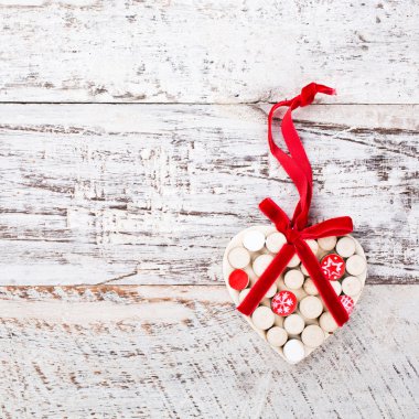 Sevgiliye arka plan ile ahşap kalp