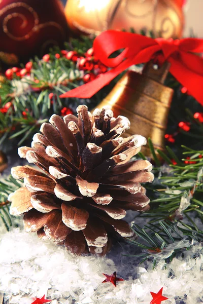 Borová s vánoční výzdobou a sníh — Stock fotografie