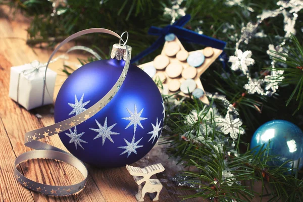 青いクリスマス ボールでクリスマス組成 — ストック写真