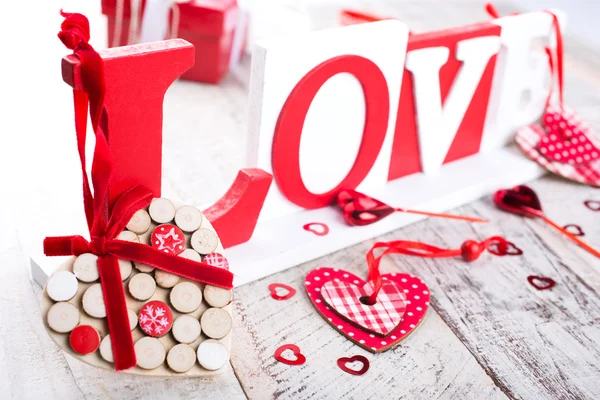 Fondo de San Valentín con corazón de madera — Foto de Stock