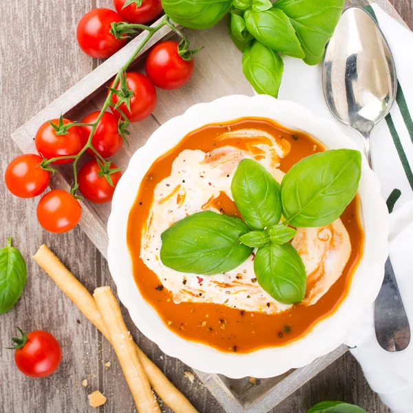 Frische Tomatensuppe mit Basilikum und Sahne — Stockfoto