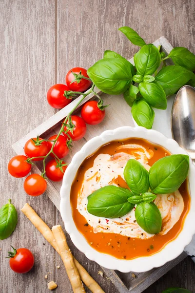 Frische Tomatensuppe mit Basilikum und Sahne — Stockfoto