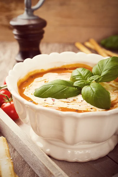 Sopa de tomate fresco com manjericão e creme — Fotografia de Stock