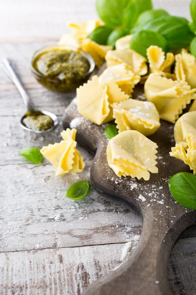 Homemade raw Italian saccottini with green pesto — Stock Photo, Image