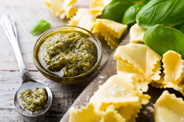 Saccottini italiano crudo casero con pesto verde — Foto de Stock