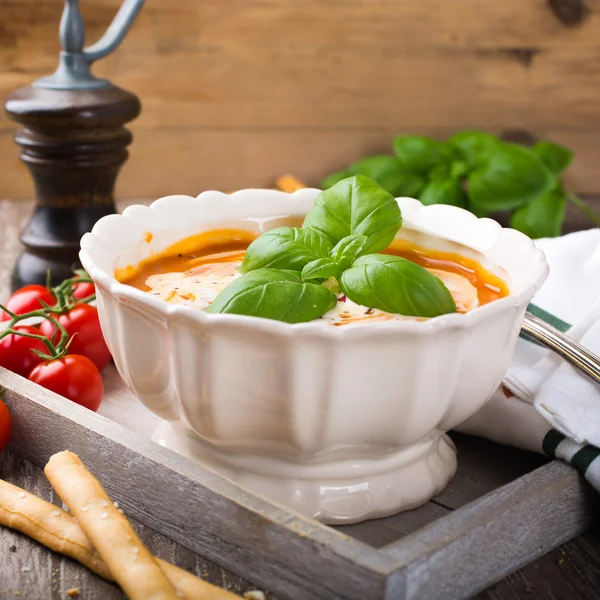 Frische Tomatensuppe mit Basilikum und Sahne — Stockfoto