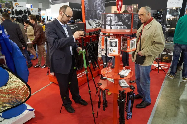 Man with tripod — Stock Photo, Image