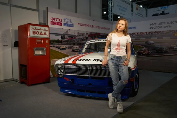 Girl near old timer — Stock Photo, Image