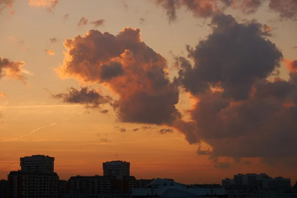 Прекрасний захід сонця в місті — стокове фото