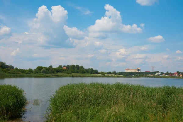 Jour d'été sur la rivière — Photo