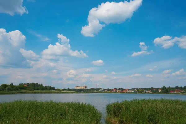 Letní den na řece — Stock fotografie