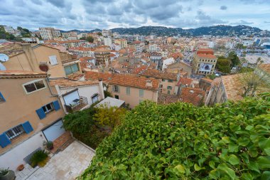 Cannes, Fransa - 06 Nisan 2019: Esperance Kilisesi yakınlarındaki Cannes üzerinde Bakış açısı