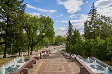 Lipetsk, Rusya - 16 Ağustos 2020: Yazın çağlayan çeşmeler