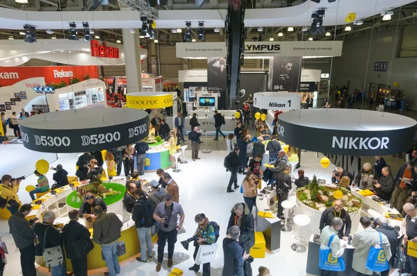 Fotografen am nikon stand. — Stockfoto