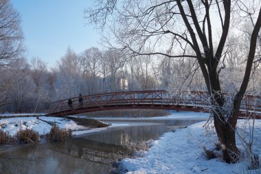 Köprüde yürüyorum