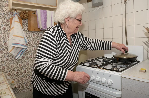 Starszy kobieta przygotowuje jedzenie — Zdjęcie stockowe