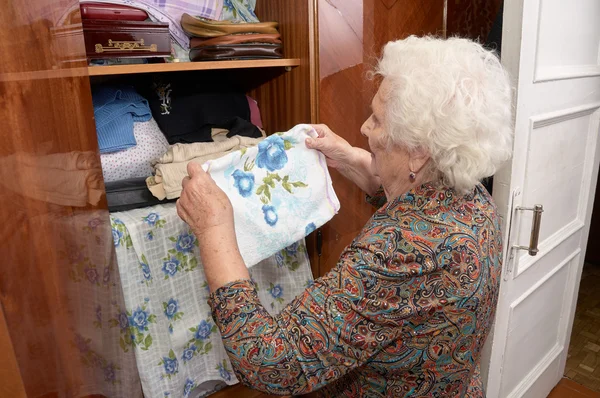 Старшая женщина и гардероб — стоковое фото