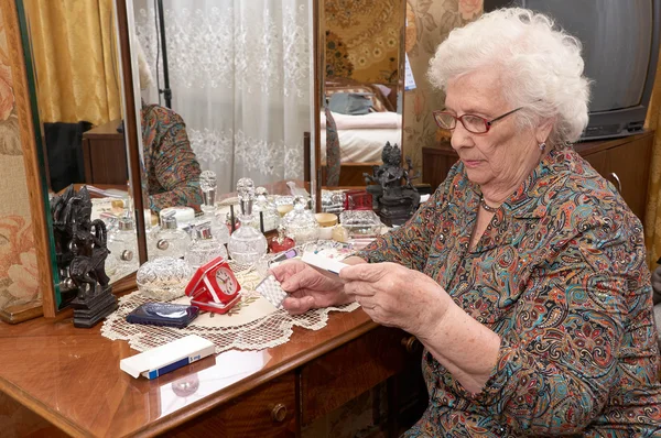 Donna anziana tira fuori pillole — Foto Stock