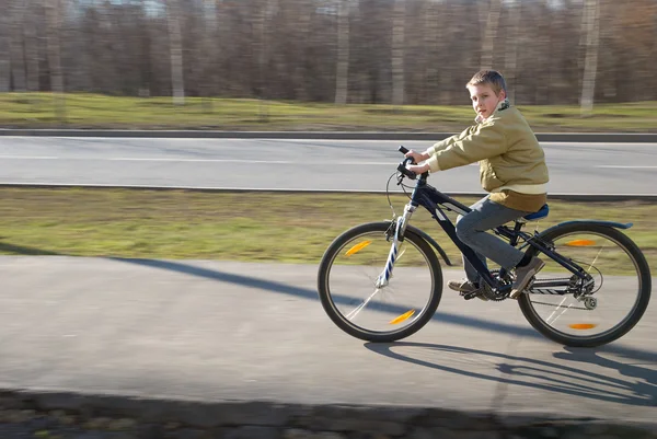 Junge auf dem Fahrrad — Stockfoto