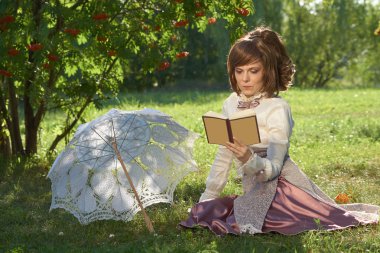 Kitap ve şemsiye ile kız