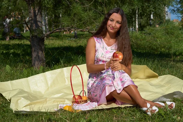 Brünette mädchen mit apfel — Stockfoto