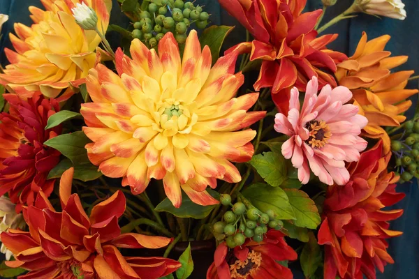 Grupo de flores artificiais — Fotografia de Stock