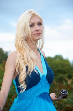 Genç sarışın Bayan