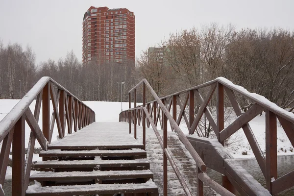 Op de houten brug — Stockfoto