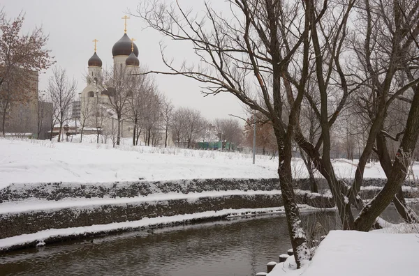 Zimowy widok na kościół — Zdjęcie stockowe
