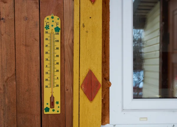 Medición del termómetro exterior — Foto de Stock