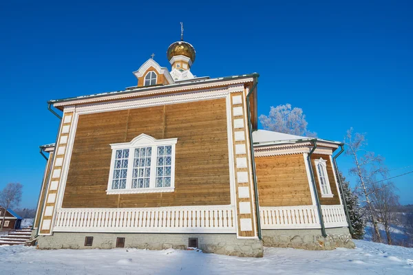 Красивая деревянная церковь в Волгулховом — стоковое фото