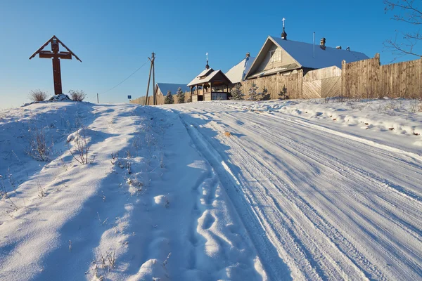 Monasterio de mujeres y camino de invierno en Volgoverkhovye — Foto de Stock