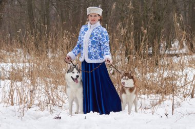 İki köpek olan Rus kadın