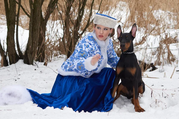 Giovane donna russa con cane — Foto Stock