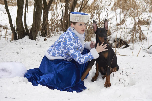 Giovane donna russa con cane — Foto Stock