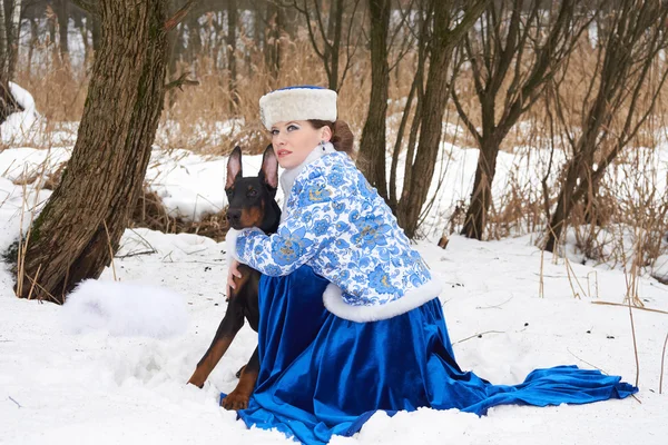 年轻的俄罗斯女人与狗 — 图库照片
