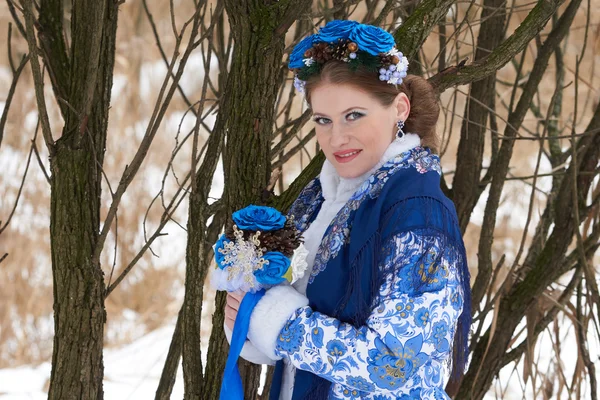 Giovane donna in abiti invernali blu — Foto Stock