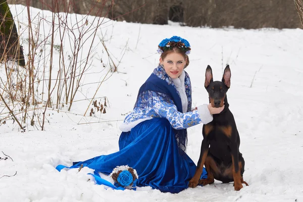 Jeune femme russe avec chien — Photo