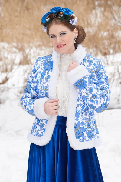 在蓝色的冬天的衣服的年轻女子 — 图库照片