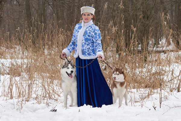 Młode Rosjanki z dwoma psami — Zdjęcie stockowe